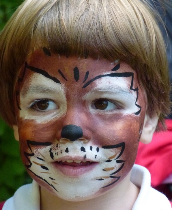 Kinder und Eltern beim Sommerfest