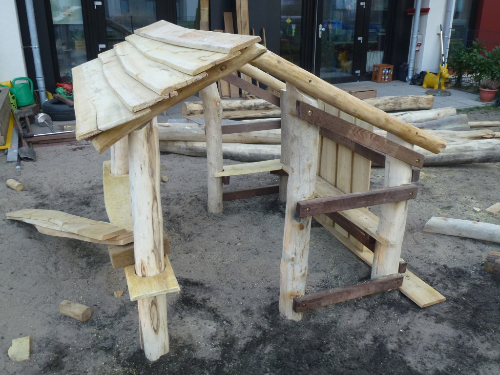 Nahaufnahme des Spielhauses aus Holz mit den ersten Dachschindeln